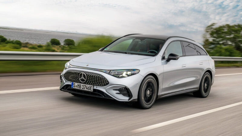 Mercedes‑Benz Cla Shooting Brake 2025 eléctrico circulando en carretera con parrilla iluminada y diseño coupé-familiar