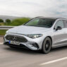 Mercedes‑Benz Cla Shooting Brake 2025 eléctrico circulando en carretera con parrilla iluminada y diseño coupé-familiar