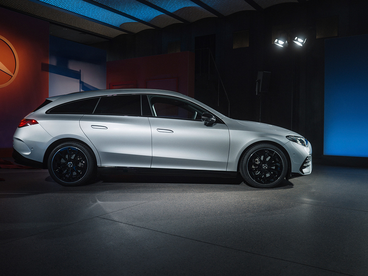 Vista lateral del Mercedes‑Benz Cla Shooting Brake 2025 eléctrico con diseño deportivo y techo panorámico