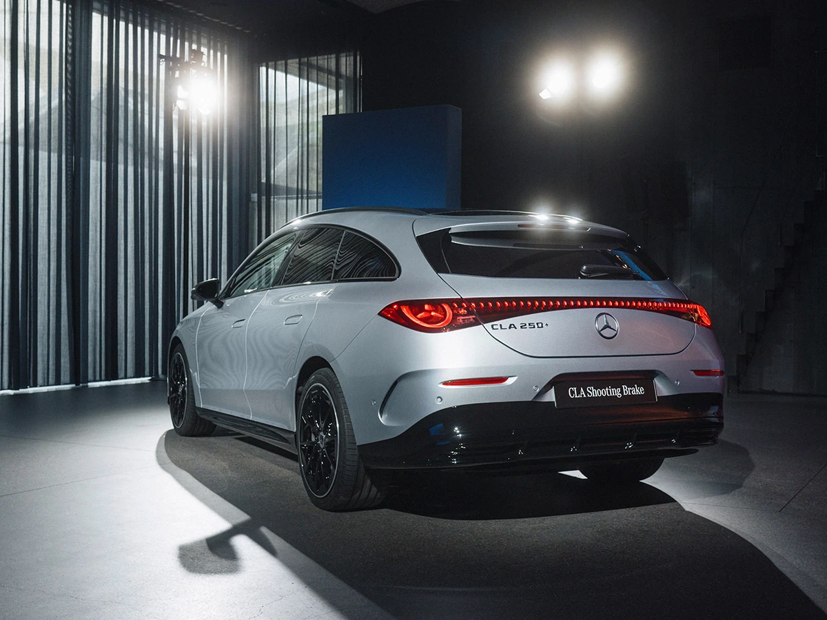 Parte trasera del Mercedes‑Benz Cla Shooting Brake 2025 eléctrico con pilotos en forma de estrella y logo CLA 250+