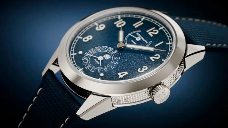 Reloj Patek Philippe Calatrava 8 Días Ref. 5328G-001 con correa azul marino y esfera azul texturizada