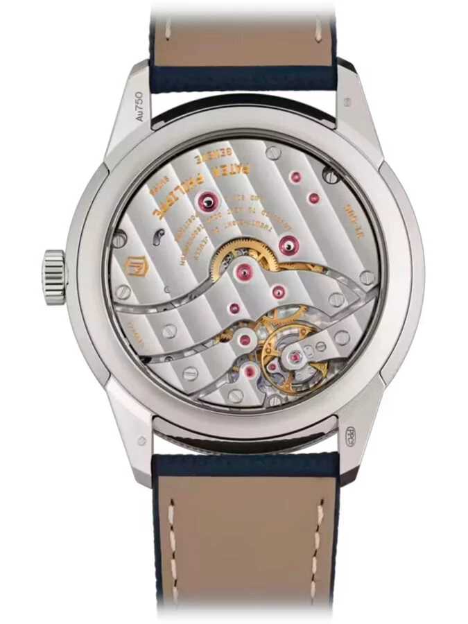 Movimiento del reloj Patek Philippe Calatrava Ref. 5328G-001 visible a través del fondo de zafiro