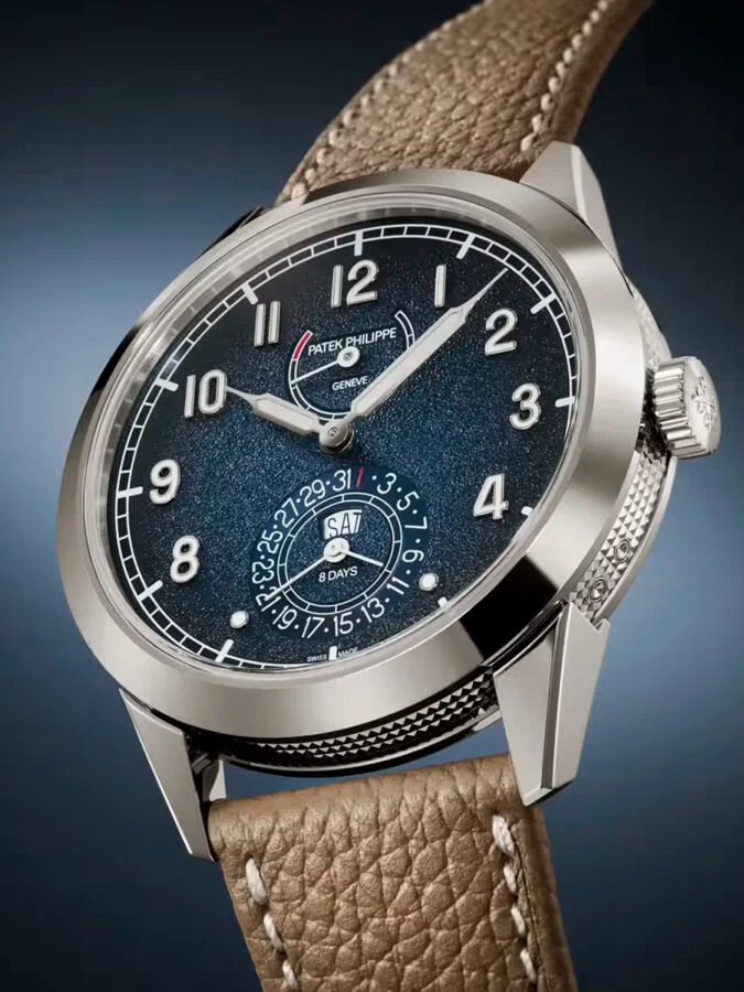 Reloj Patek Philippe Calatrava 5328G-001 con correa de piel color topo y esfera azul degradada