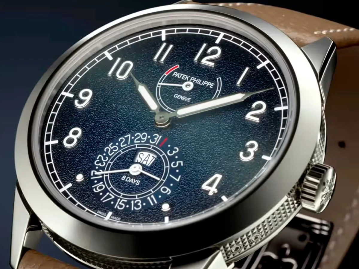 Detalle lateral del reloj Patek Philippe Calatrava 8 Días con motivo clavo de París en la caja