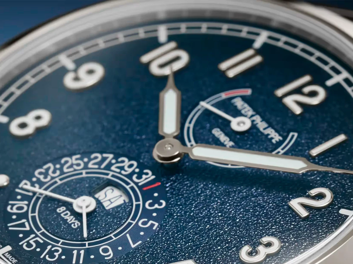 Detalle de la esfera azul del reloj Patek Philippe Calatrava Ref. 5328G-001 con indicador de reserva de marcha y calendario