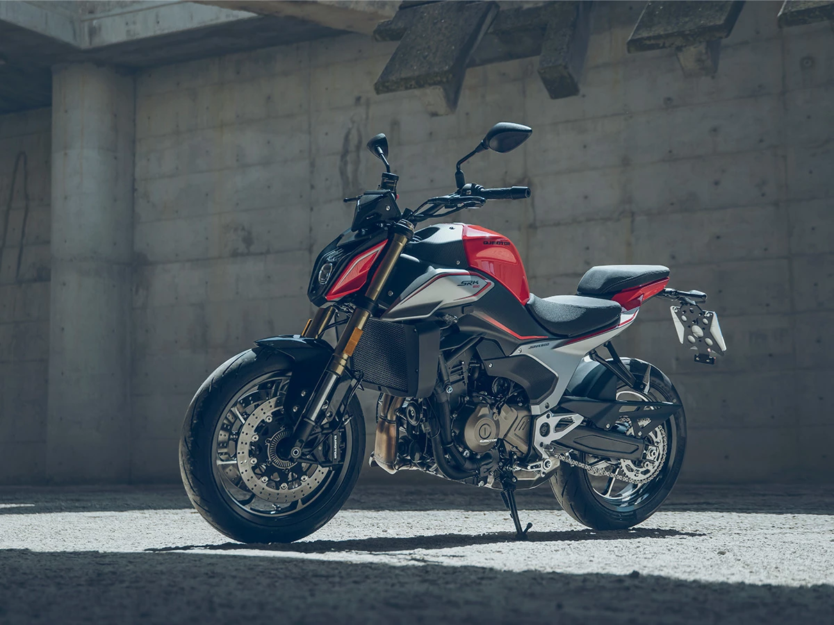 Moto QJ MOTOR SRK 600 aparcada en un entorno urbano