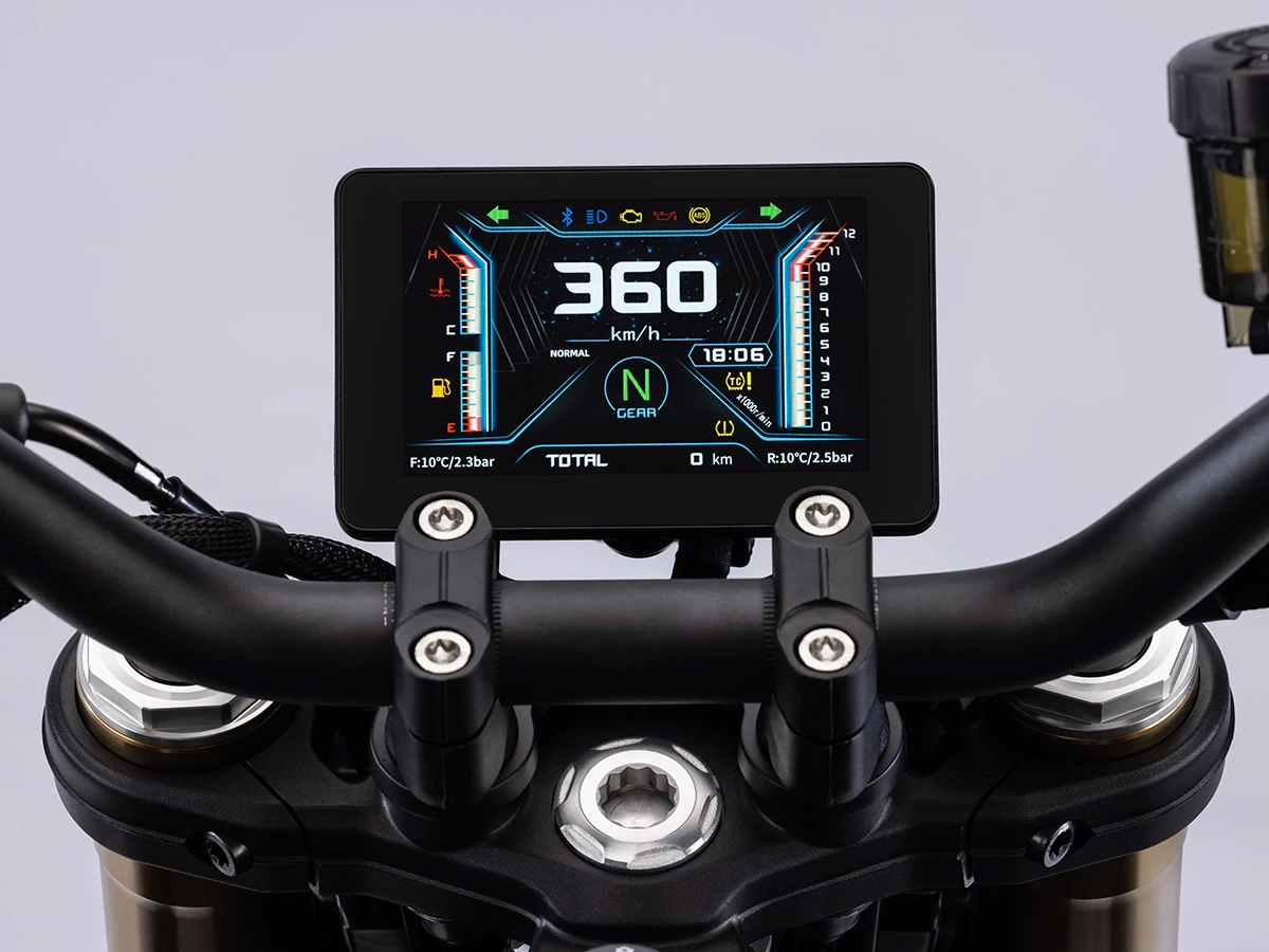 Pantalla TFT de la QJ MOTOR SRK 600 con conectividad y funciones avanzadas