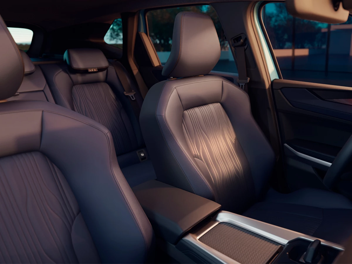 Interior del Renault Boreal 2025 con tapicería azul y detalles grabados en los asientos traseros.