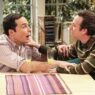 Stuart y Sheldon Cooper conversando en el salón, escena divertida de The Big Bang Theory.