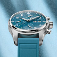 Detalle del reloj Top Gun azul de IWC con esfera cronógrafo celeste.