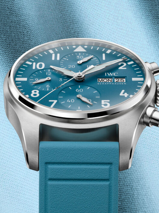 Detalle del reloj Top Gun azul de IWC con esfera cronógrafo celeste.