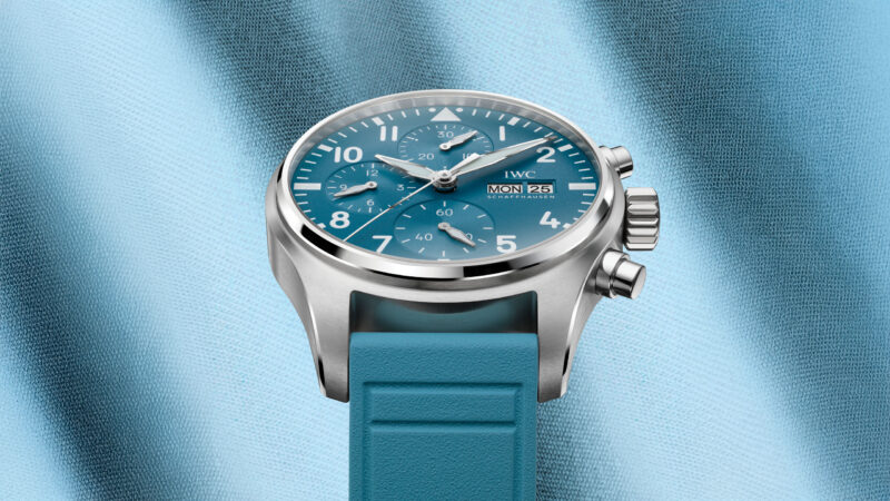 Detalle del reloj Top Gun azul de IWC con esfera cronógrafo celeste.