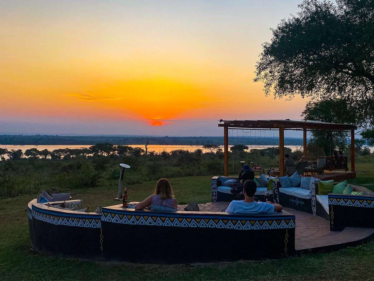 Atardecer en lodge con vistas al canal de Kazinga en Uganda