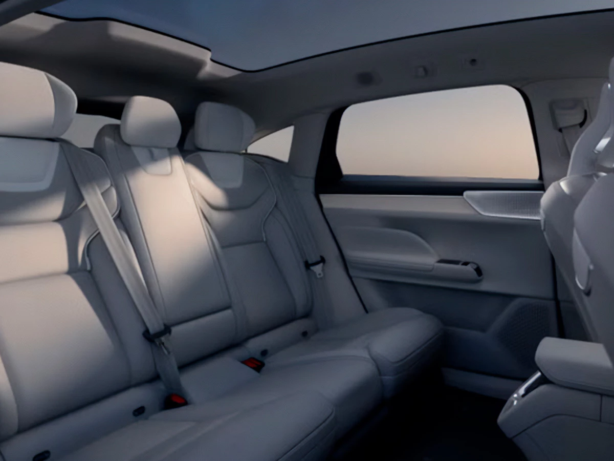 Interior del Volvo ES90 2025 con los asientos traseros en acabado Nordico claro