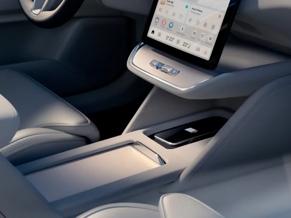 Detalle de la consola central del Volvo ES90 2025 con pantalla táctil y acabado minimalista