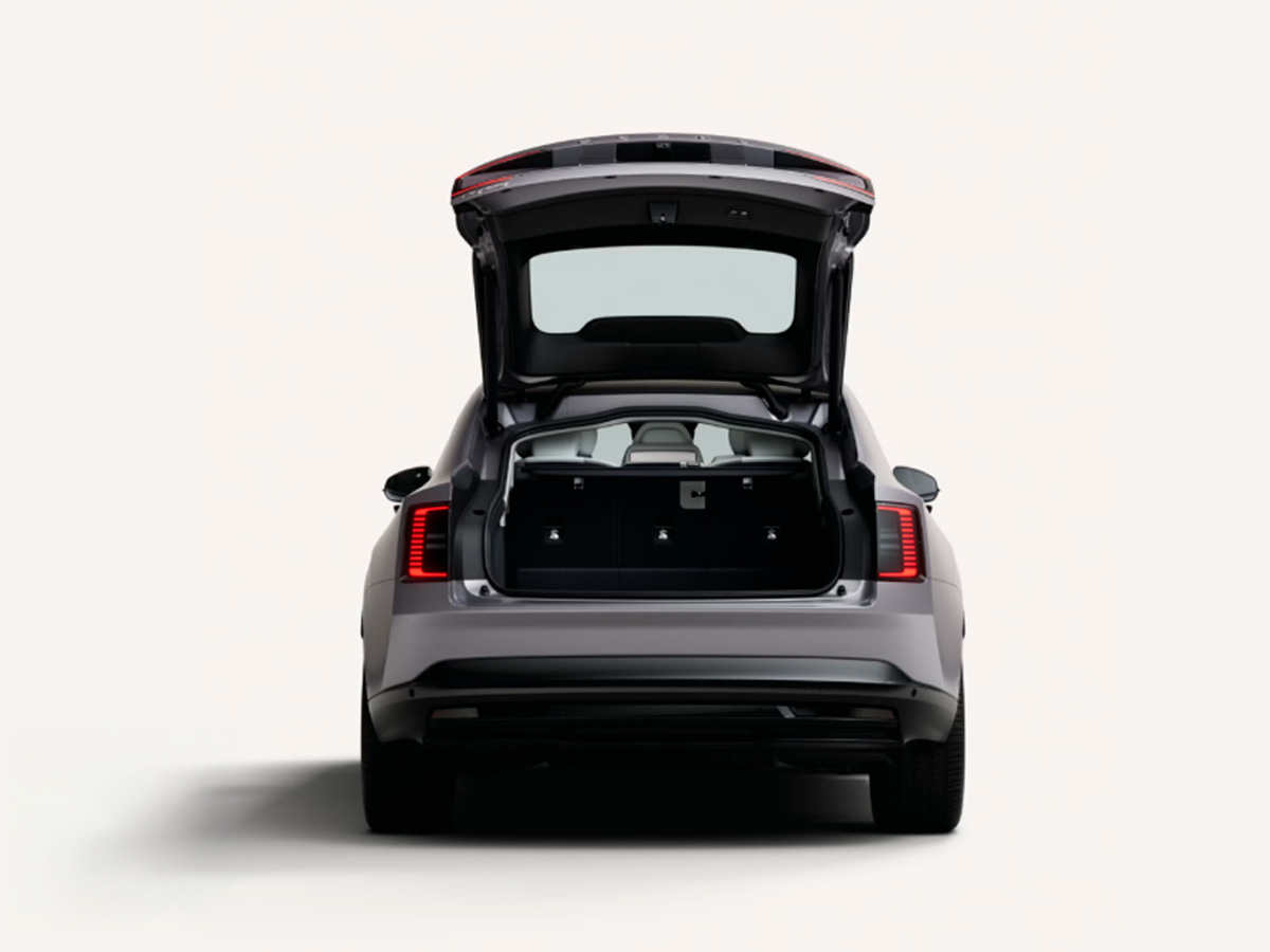 Vista trasera del Volvo ES90 2025 con el maletero completamente abierto