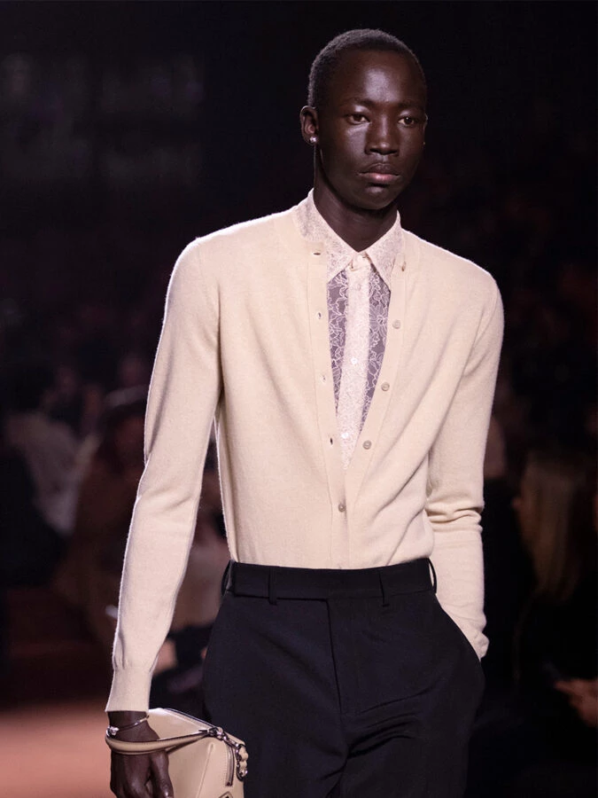 modelo en pasarela con bolso Lui beige de Fendi otoño invierno 2025.
