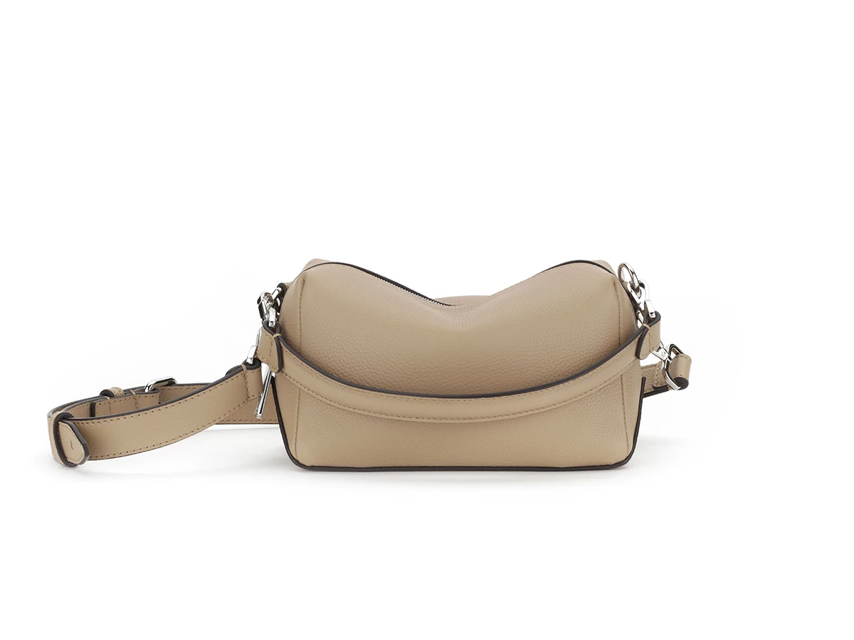 bolso Lui de Fendi en piel beige para hombre, modelo otoño invierno 2025