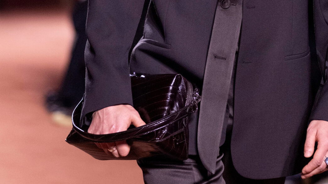 bolso Lui de Fendi en piel oscura con textura, detalle de pasarela otoño invierno 2025