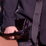 bolso Lui de Fendi en piel oscura con textura, detalle de pasarela otoño invierno 2025