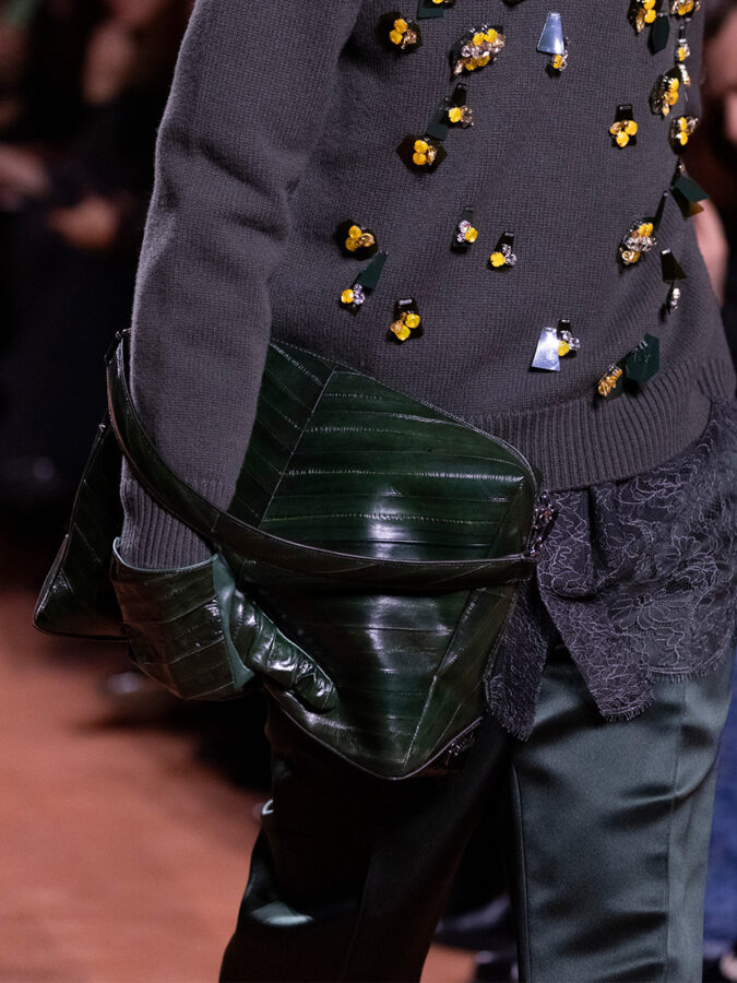  bolso Lui verde de Fendi en desfile otoño invierno 2025 con jersey decorado.