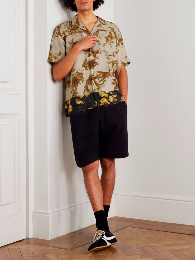 Look de verano con camisa floral de Dries Van Noten y zapatillas retro