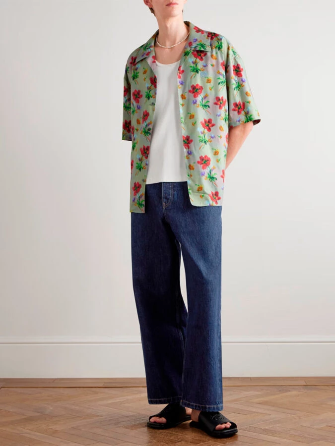 Camisa floral multicolor de Loewe combinada con jeans anchos y sandalias negras
