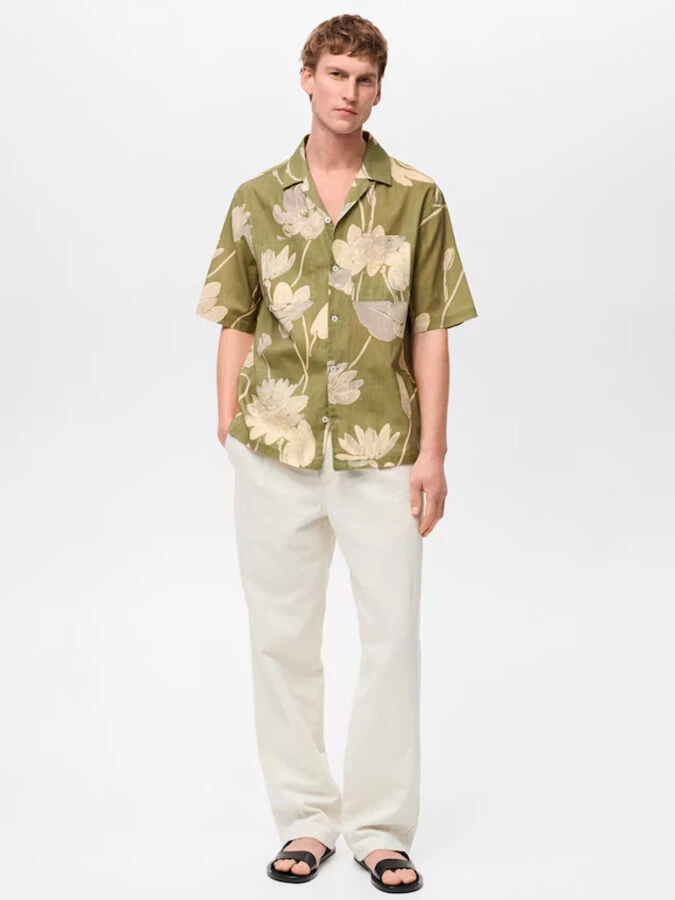 Camisa de flores verde oliva de Mango combinada con pantalón blanco y sandalias