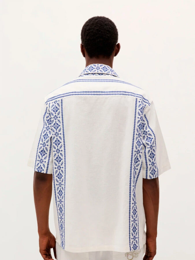 Camisa de manga corta blanca con bordado azul de inspiración artesanal de Scalpers