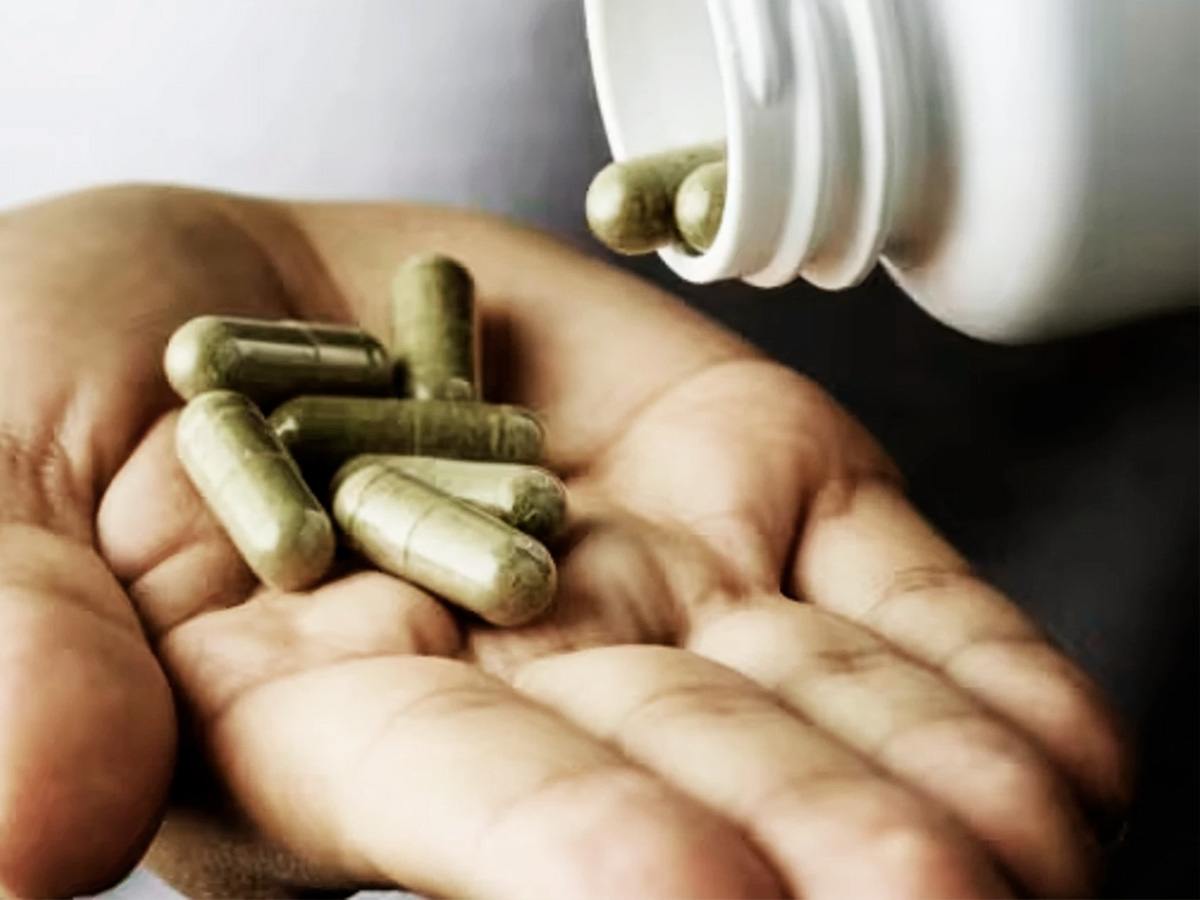 mano con cápsulas de vitaminas
