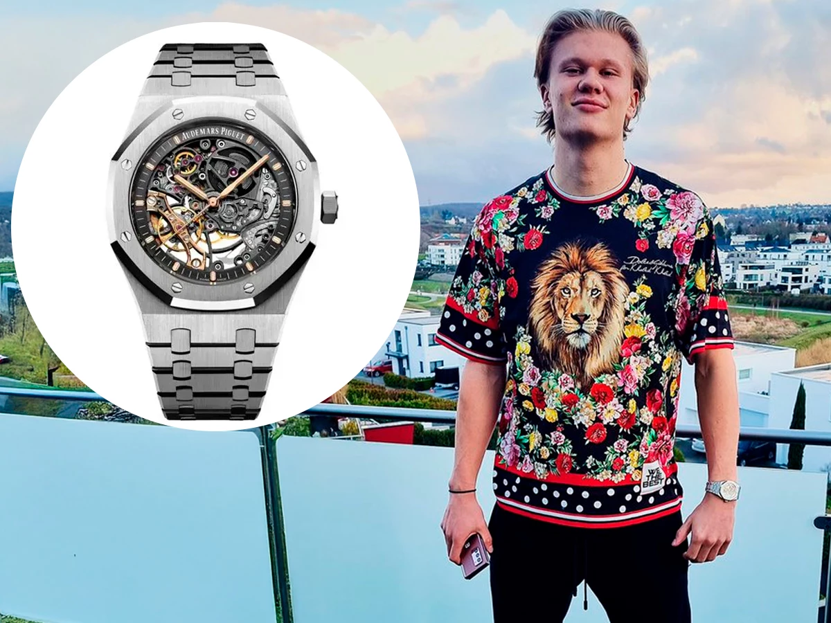 Erling Haaland posando en un balcón con el reloj Audemars Piguet Royal Oak Double Balance Wheel Openworked de acero y esfera esqueletada