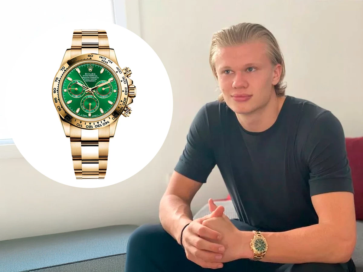 Erling Haaland sentado en casa con el reloj Rolex Daytona de oro amarillo y esfera verde conocido como modelo John Mayer