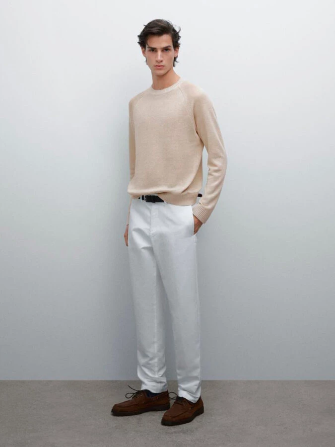 Look Massimo Dutti para combinar pantalón blanco con jersey beige y náuticos marrones