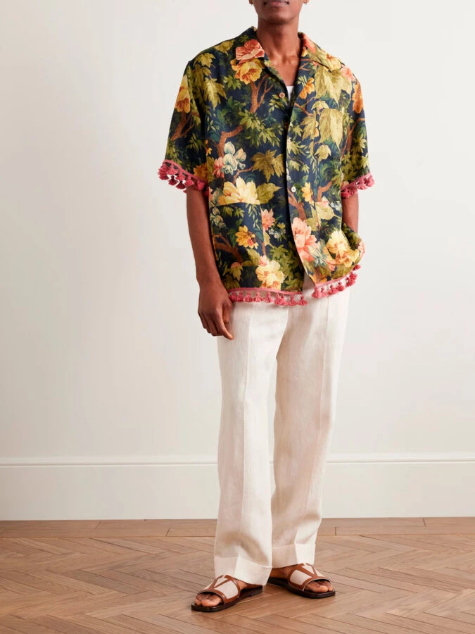 Look Valentino para combinar pantalón blanco con camisa estampada floral y sandalias de piel
