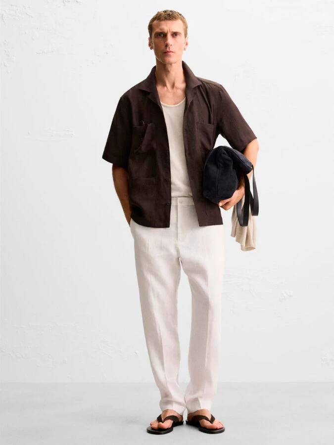 Look Zara para combinar pantalón blanco con sobrecamisa marrón y chanclas negras