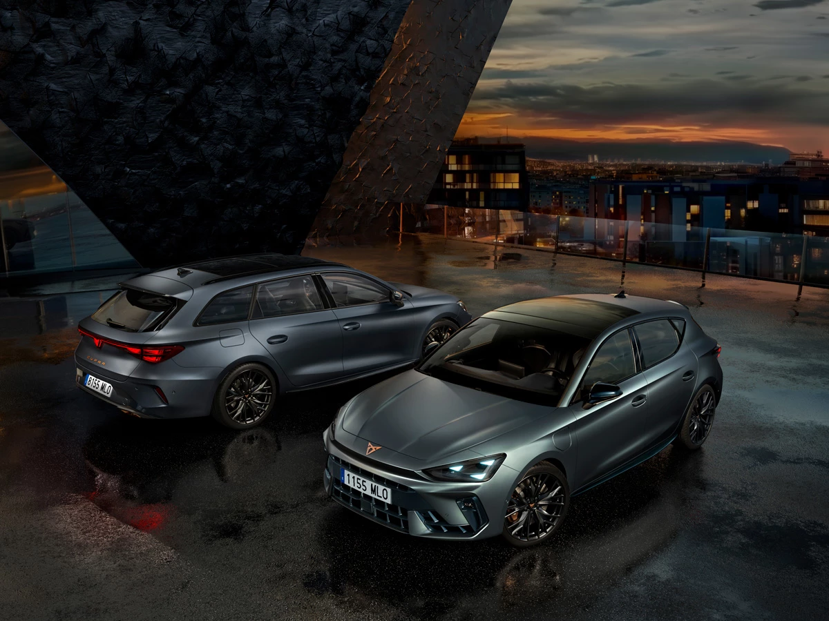 CUPRA León y Sportstourer Black Edition 2025 con acabado en negro mate