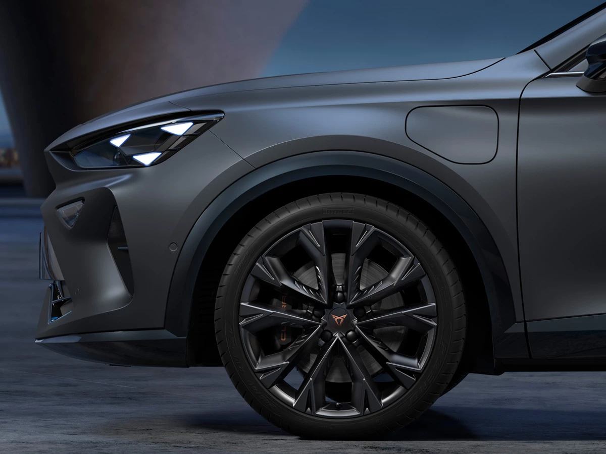 Detalle de llanta negra Artic Design de 19 pulgadas en el CUPRA Formentor Black Edition