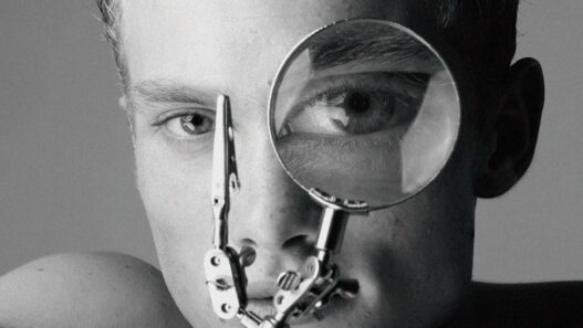 modelo masculino joven muy guapo con una lupa en el ojo
