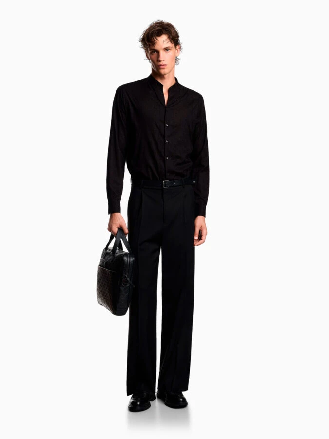 Modelo con total look negro de verano de Emporio Armani, con camisa de cuello mao y pantalón fluido