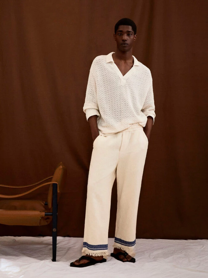Estilo relajado de Scalpers con camisa y pantalón crudo de textura ligera y chanclas negras