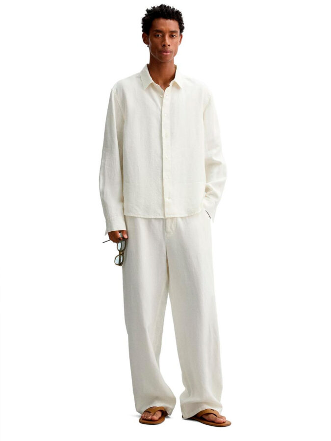 Look de verano de Zara en blanco total con camisa de lino, pantalón ancho y sandalias de piel