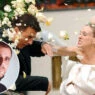 Escena de la película Sexo en Nueva York en la que Carrie, vestida de novia, está enfadada golpeando al novio el ramo, con retrato del psicólogo A. Carlos González.
