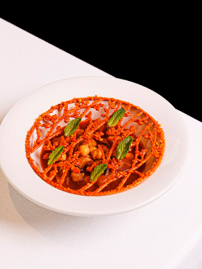 Plato de callos de bagre con garbanzos tiernos y crujiente especiado del restaurante Sollo