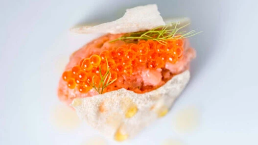 Tartar con huevas de pescado y crujiente de pan servido en el menú degustación de Sollo