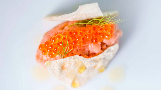 Tartar con huevas de pescado y crujiente de pan servido en el menú degustación de Sollo