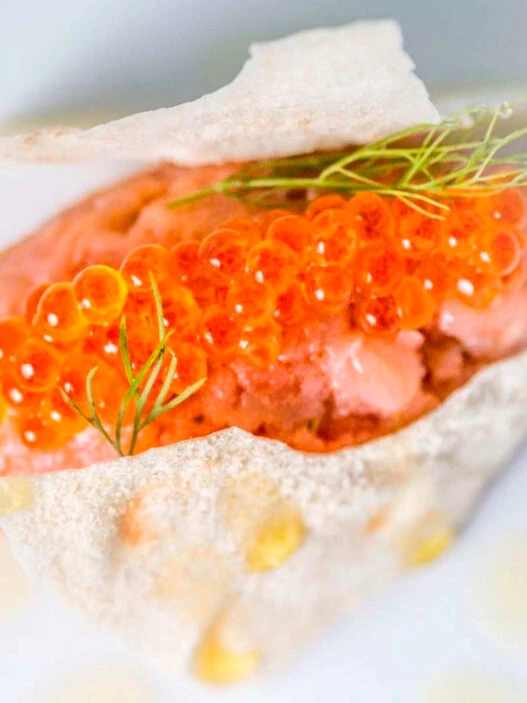 Tartar con huevas de pescado y crujiente de pan servido en el menú degustación de Sollo