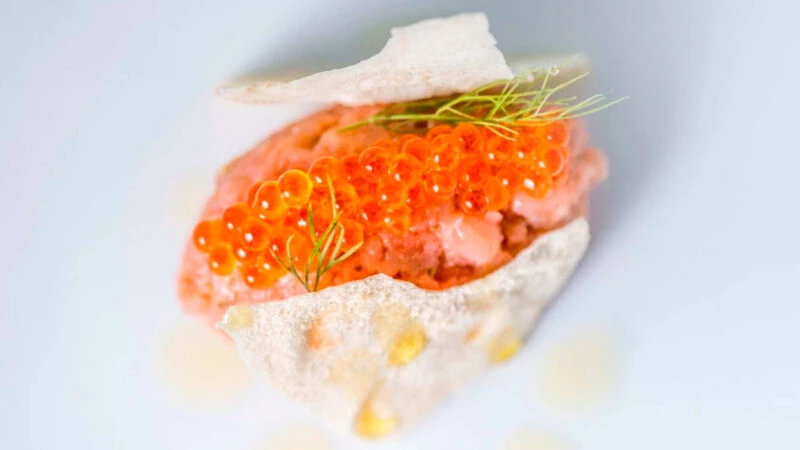 Tartar con huevas de pescado y crujiente de pan servido en el menú degustación de Sollo