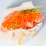 Tartar con huevas de pescado y crujiente de pan servido en el menú degustación de Sollo