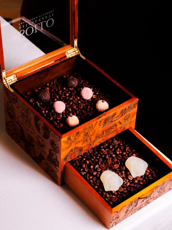 Caja de postres del restaurante Sollo en Fuengirola.