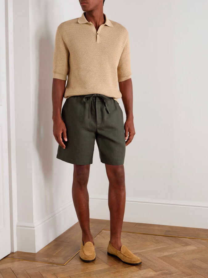 Outfit casual elegante con bermudas verde oliva, polo beige calado y mocasines de ante de De Bonne Facture